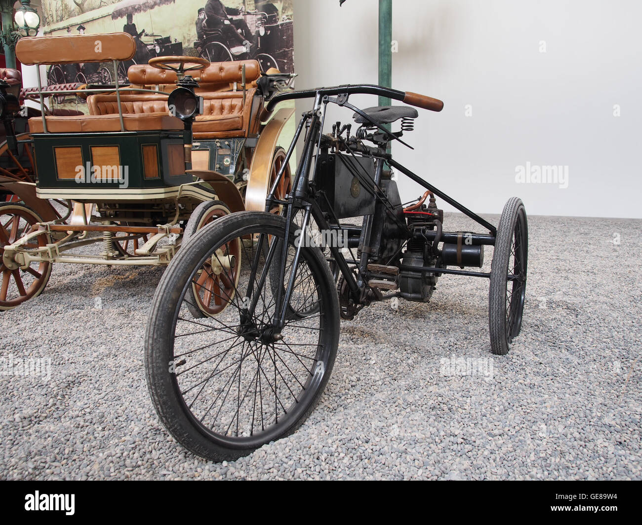 Le tricycle de Dion-bouton de 1897, une première automobile française, propulsé par un moteur monocylindre. Pièce rare et historique, ce tricycle représente une des premières étapes du développement des véhicules automobiles. Banque D'Images