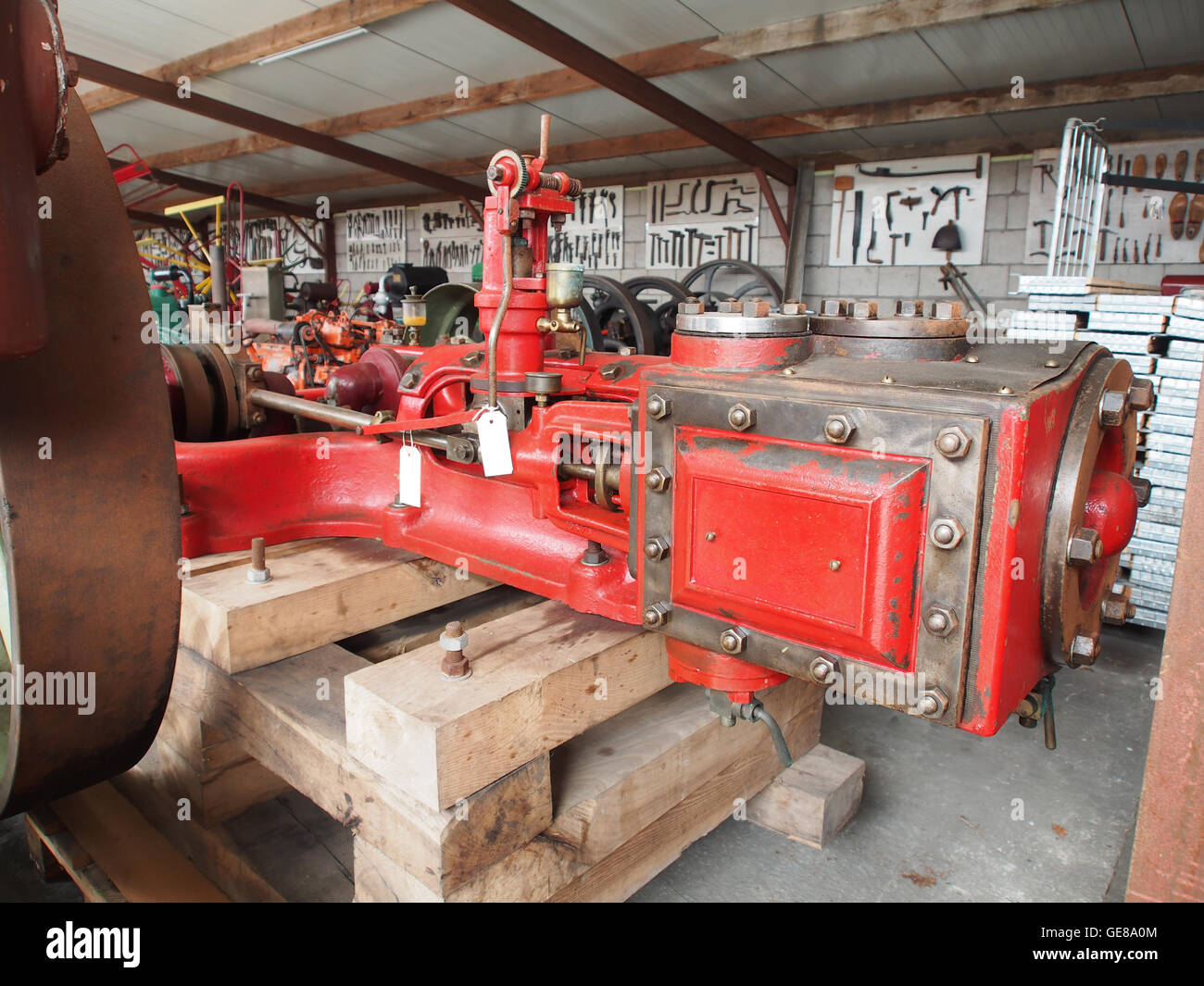 Un moteur stationnaire horizontal monocylindre Smulden de 1905, un morceau de machines industrielles anciennes. Banque D'Images