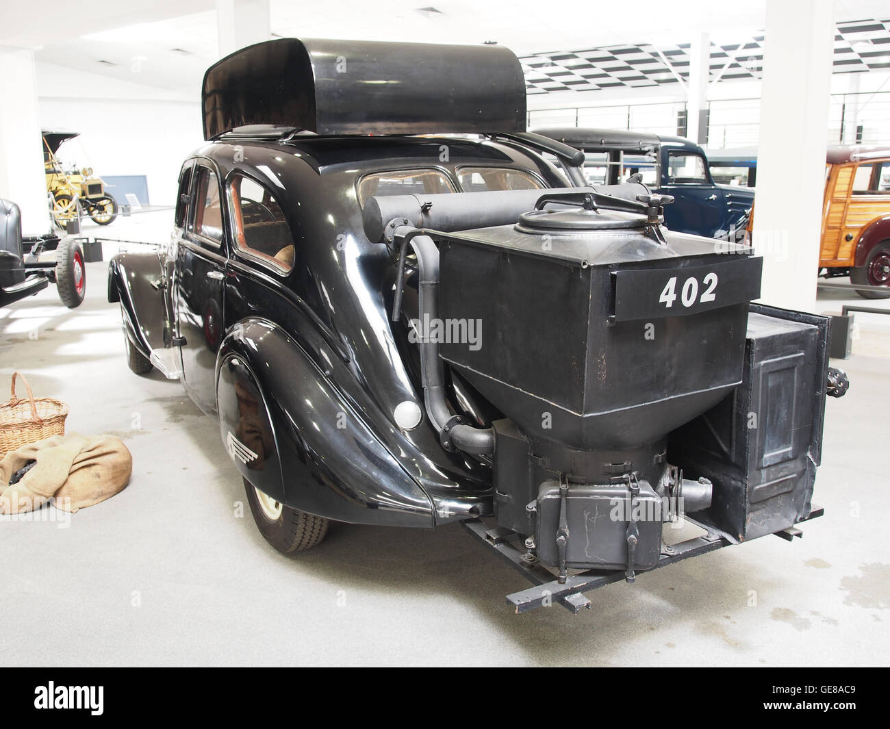 la-peugeot-402b-limousine-1940-avec-g-n-rateur-de-gaz-gazog-ne-a-t