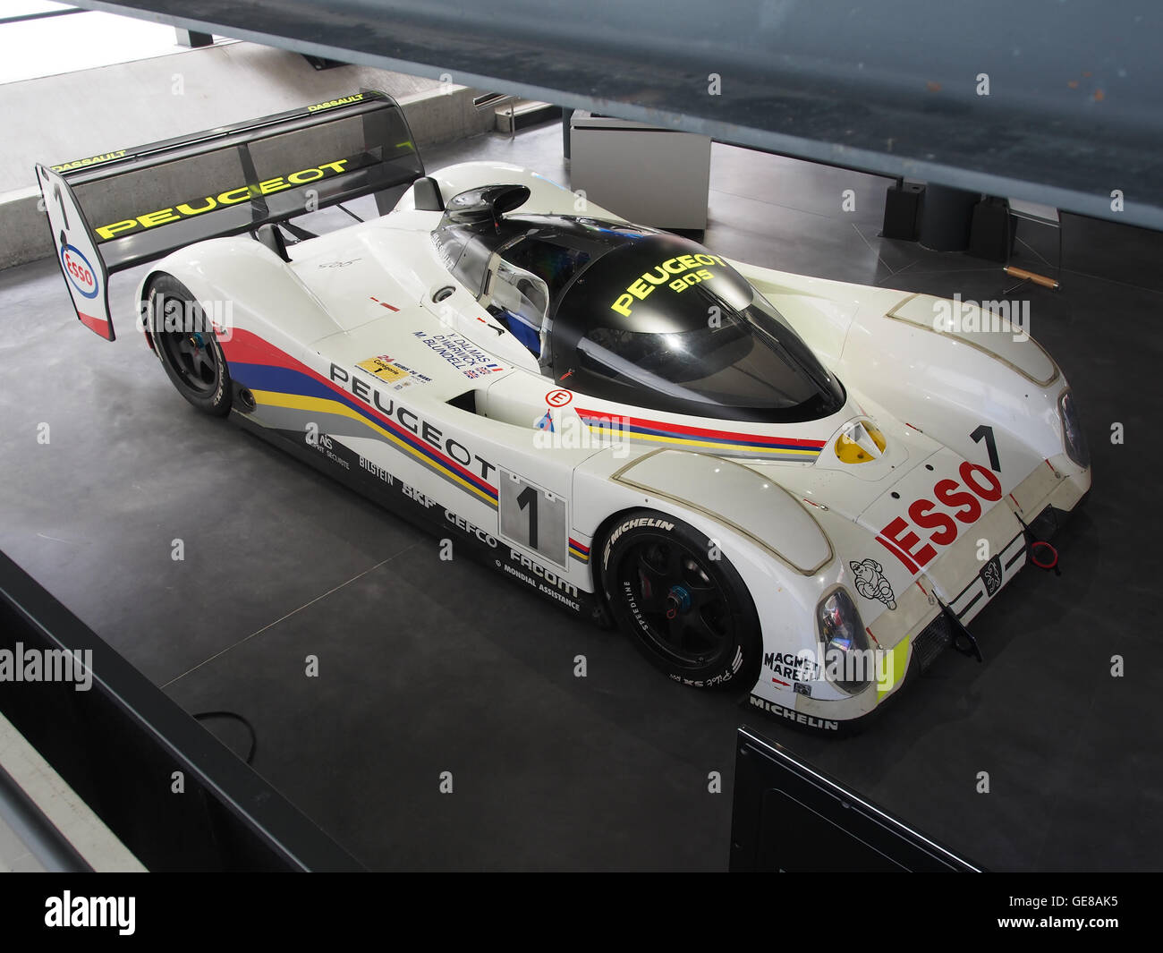 La Peugeot 905 Evolution 1,7 1992 est une voiture de course qui a remporté les prestigieuses 24 heures du Mans, pilotée par Derek Warwick, Yannick Dalmas et Mark Blundell. Connue pour sa conception et son ingénierie de pointe, elle reste l'une des voitures les plus réussies de l'histoire de la course. Banque D'Images