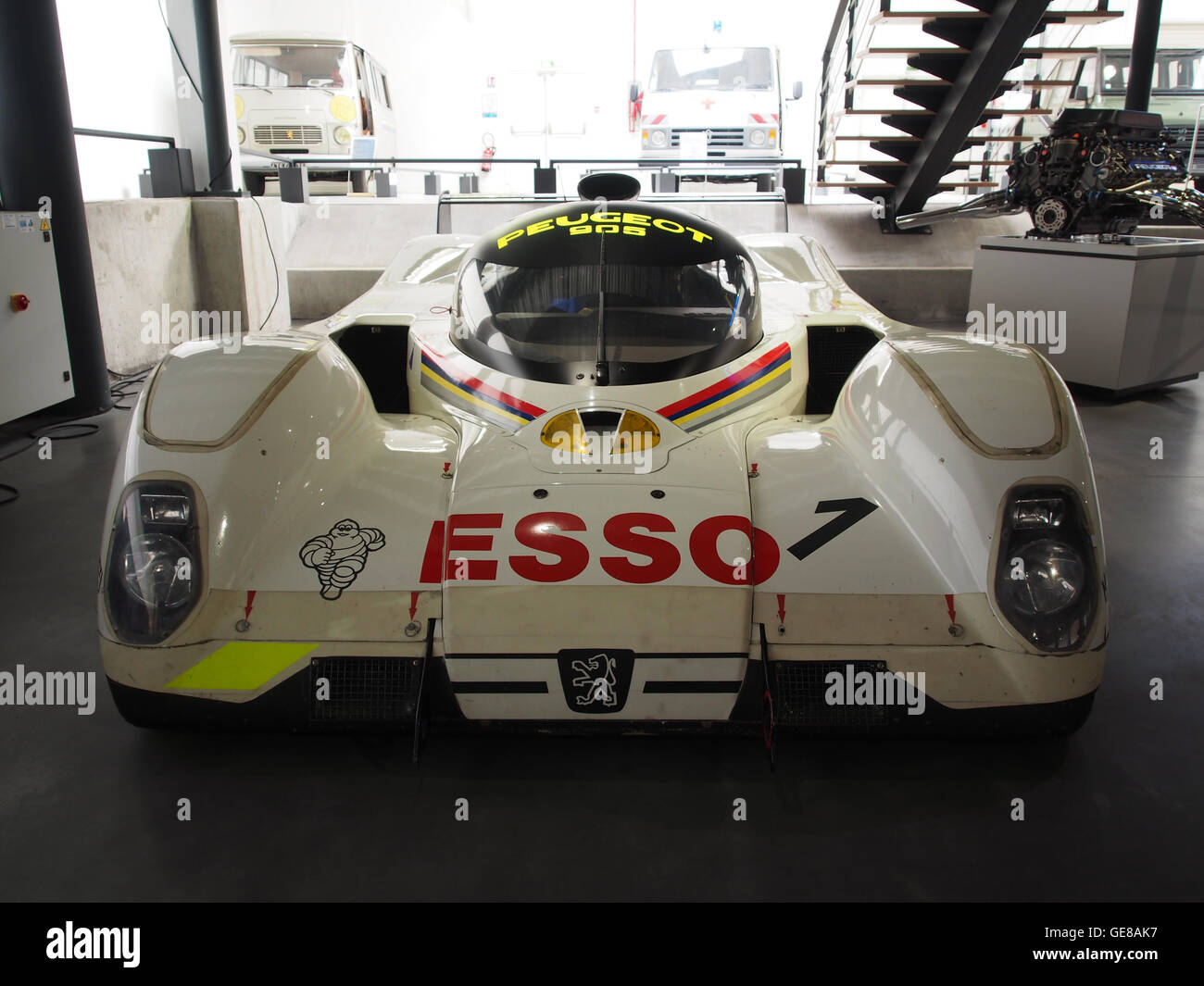 La Peugeot 905 Evolution 1,7 1992, vainqueur des 24 heures du Mans, était pilotée par Derek Warwick, Yannick Dalmas et Mark Blundell, mettant en avant la domination de Peugeot dans la course d'endurance. Banque D'Images