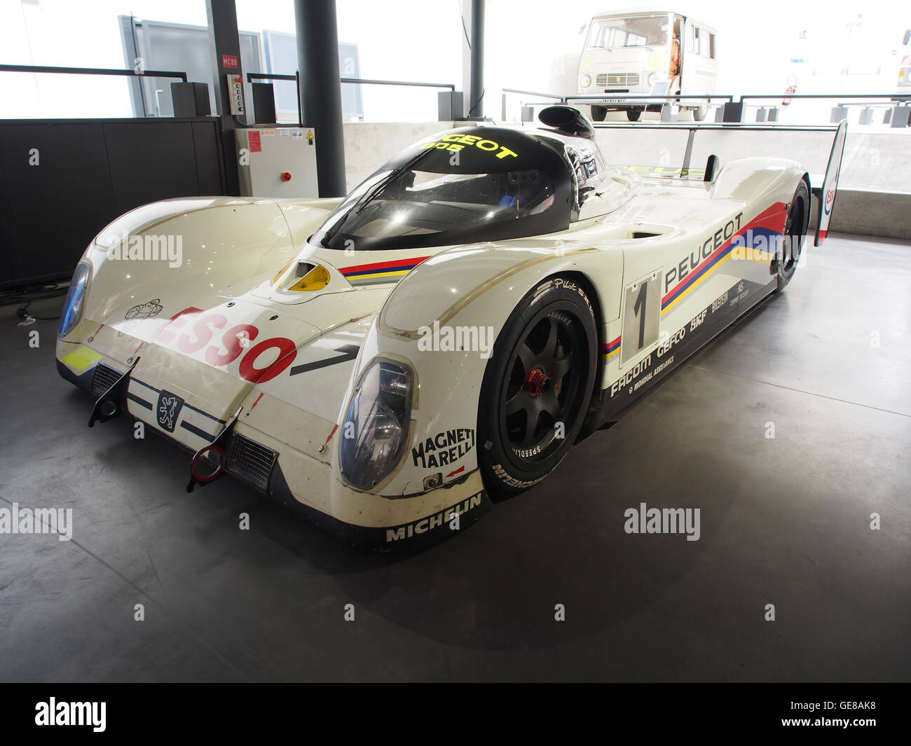La Peugeot 905 Evolution 1,7 1992, vainqueur du Mans, pilotée par Derek Warwick, Yannick Dalmas et Mark Blundell, est présentée au musée des voitures de course. Banque D'Images