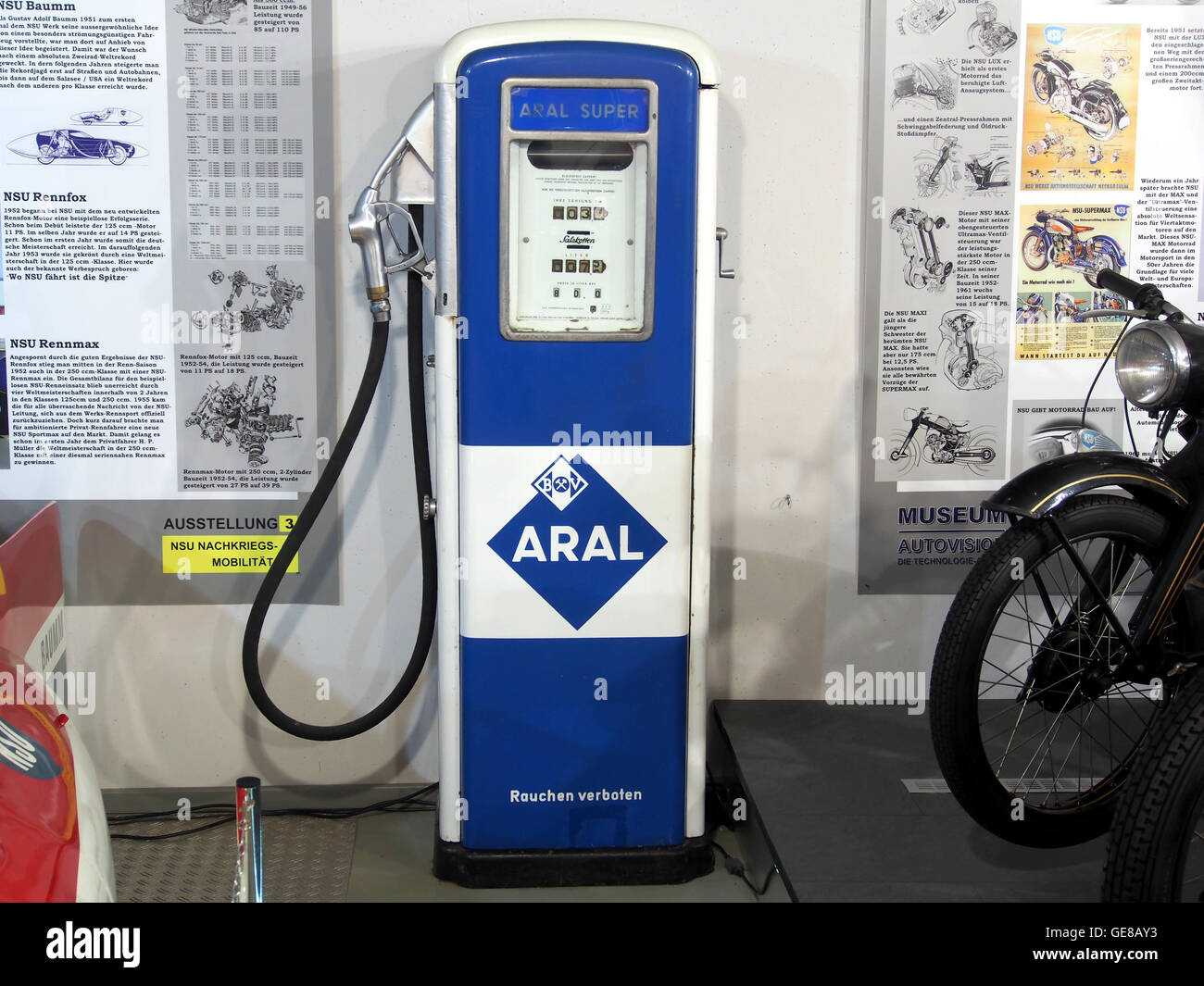 Aral Zapfseule, une image d'une pompe à carburant vintage de la société Aral, représentant le design emblématique des stations de ravitaillement en Allemagne au milieu du XXe siècle. Banque D'Images