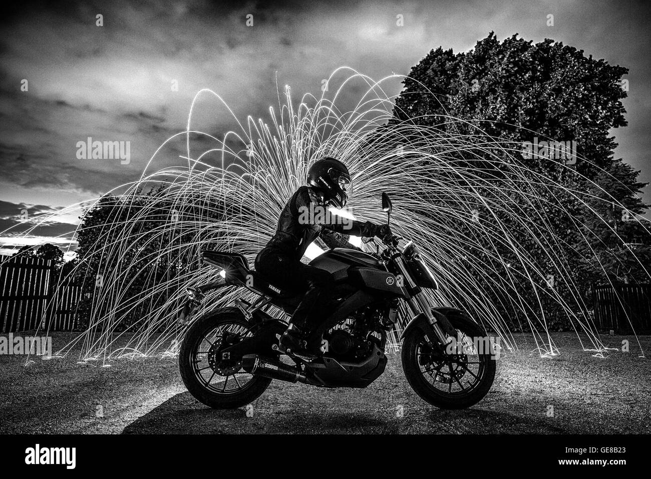 Moto Yamaha MT125 portrait éclairé avec fil de gravure / laine longue exposition (b&w conversion) Banque D'Images