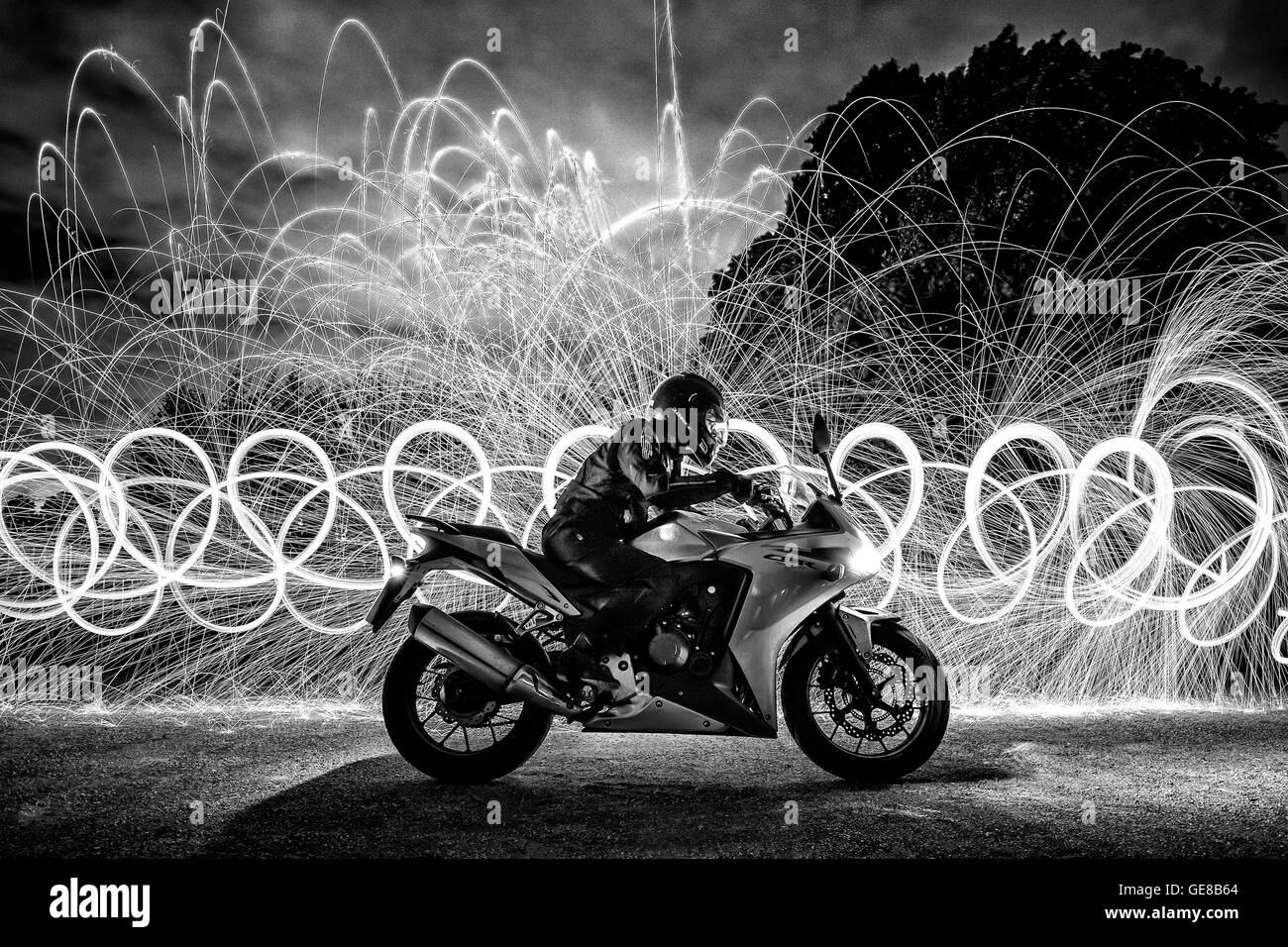 Moto Honda CBR500 portrait éclairé avec fil de gravure / laine longue exposition (b&w conversion) Banque D'Images