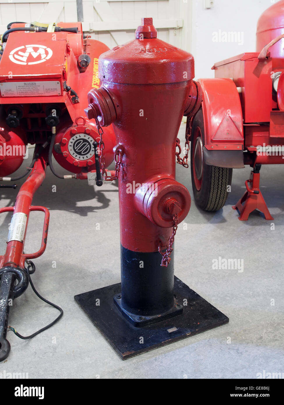Cette photographie montre un pompier, connu sous le nom de « brandbluskraan », logé dans le Musée national de lutte contre les incendies. Le véhicule, avec sa conception distincte, reflète l'évolution de l'équipement de lutte contre l'incendie. Le musée présente une variété de moteurs d'incendie et d'outils historiques de lutte contre les incendies, mettant en évidence le développement de la technologie d'intervention en cas d'incendie au fil des ans. Banque D'Images