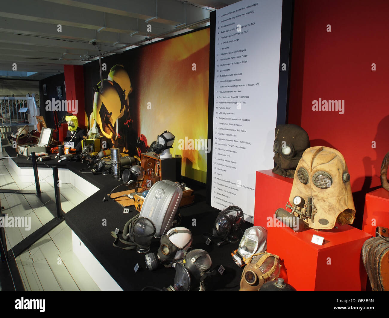 Le terme « Brandweer rookmaskers » désigne les masques anti-fumée utilisés par les pompiers aux pays-Bas. Ces masques étaient cruciaux pour assurer la sécurité et la santé respiratoire des pompiers pendant les opérations de secours en cas d'incendie, en fournissant une protection contre l'inhalation de fumée nocive. Banque D'Images