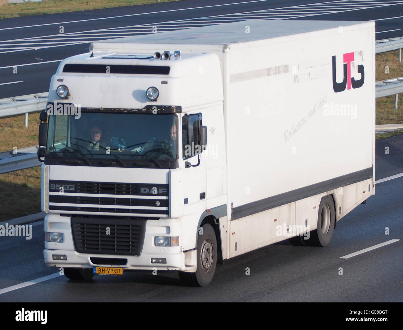 Le DAF 95XF est un modèle de camion produit par le fabricant néerlandais DAF. Reconnue pour sa fiabilité et son efficacité, la 95XF est principalement utilisée pour le transport sur de longues distances. Le véhicule dispose d'une technologie de pointe, de cabines spacieuses et de moteurs économes en carburant, ce qui en fait un choix populaire pour le transport commercial. Banque D'Images