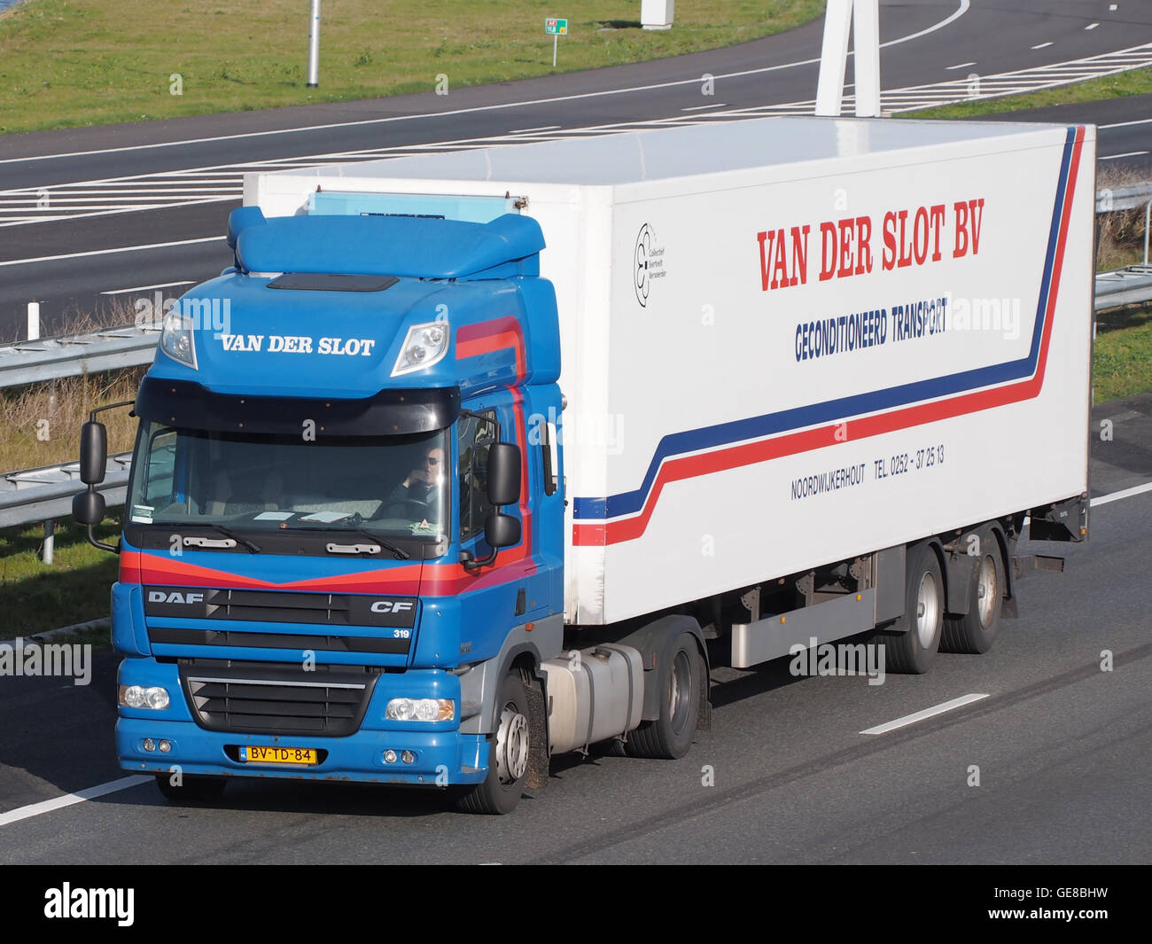 Le DAF CF, fabriqué par Van Der Slot bv, est un véhicule utilitaire polyvalent. Connu pour son efficacité et sa fiabilité, il est utilisé dans diverses industries pour le transport de marchandises et de services. Banque D'Images Le DAF CF, fabriqué par Van Der Slot bv, est un véhicule utilitaire polyvalent. Connu pour son efficacité et sa fiabilité, il est utilisé dans diverses industries pour le transport de marchandises et de services. Banque D'Images