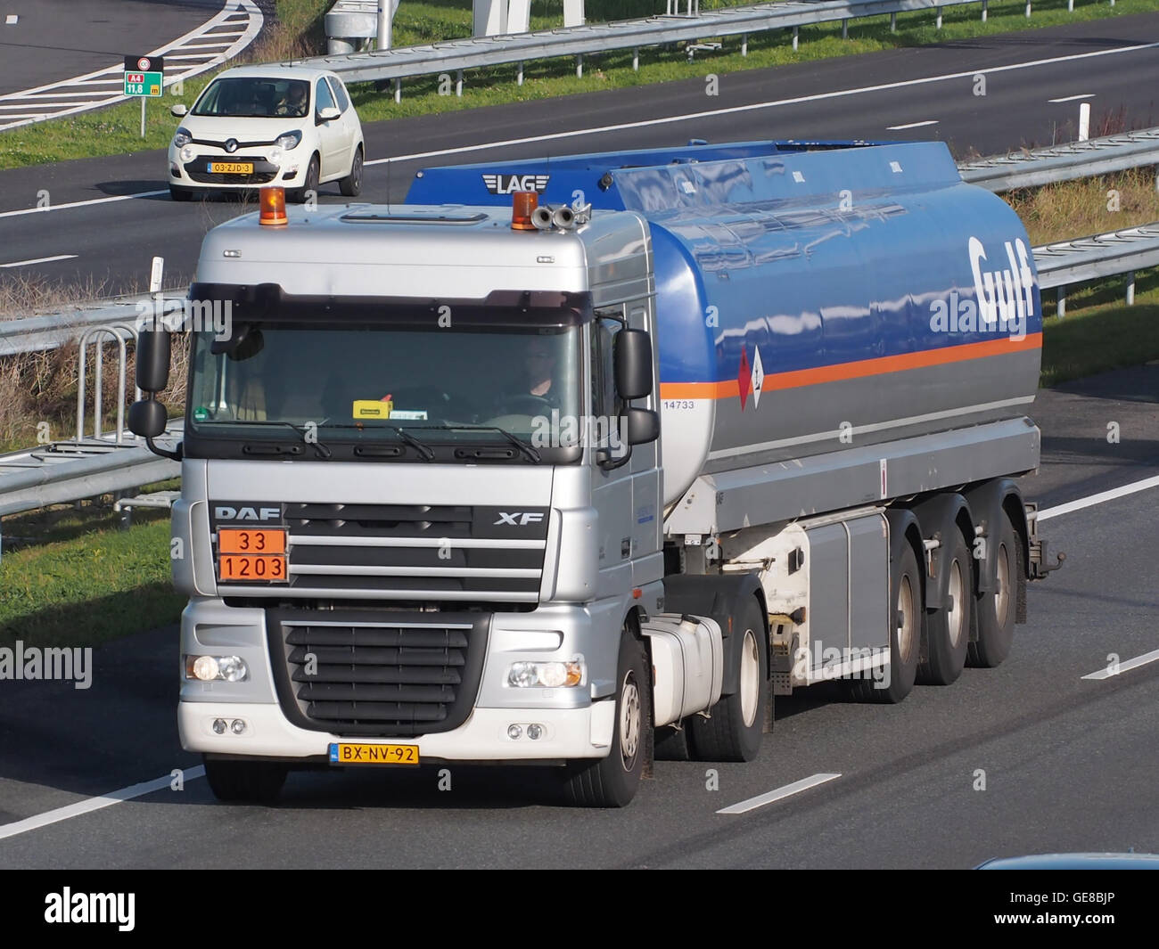 Le DAF XF est un camion lourd couramment utilisé pour le transport de marchandises. Ce véhicule particulier est jumelé à un Gulf Bowser, qui est un pétrolier utilisé pour fournir du carburant à divers endroits. Le DAF XF est reconnu pour sa fiabilité et son efficacité dans les domaines de la logistique et du transport, ce qui en fait un choix populaire dans l'industrie du camionnage. Banque D'Images Le DAF XF est un camion lourd couramment utilisé pour le transport de marchandises. Ce véhicule particulier est jumelé à un Gulf Bowser, qui est un pétrolier utilisé pour fournir du carburant à divers endroits. Le DAF XF est reconnu pour sa fiabilité et son efficacité dans les domaines de la logistique et du transport, ce qui en fait un choix populaire dans l'industrie du camionnage. Banque D'Images