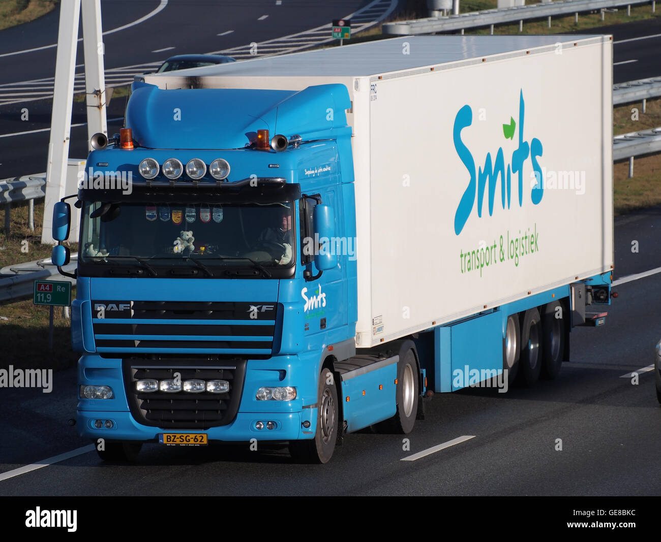 Le DAF XF est un camion lourd utilisé par Smits transport & Logistiek pour la logistique et le transport. Ce véhicule est connu pour son efficacité, sa conception robuste et son aptitude au transport longue distance, offrant une capacité et une durabilité élevées dans le secteur logistique. Banque D'Images Le DAF XF est un camion lourd utilisé par Smits transport & Logistiek pour la logistique et le transport. Ce véhicule est connu pour son efficacité, sa conception robuste et son aptitude au transport longue distance, offrant une capacité et une durabilité élevées dans le secteur logistique. Banque D'Images