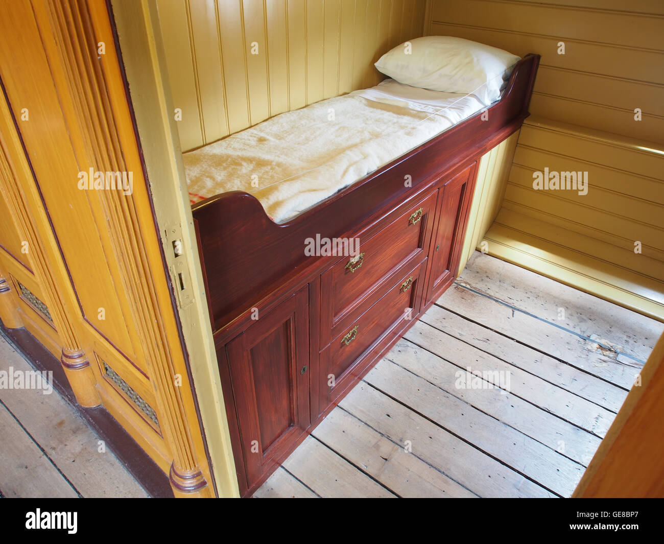 Cette photographie, intitulée 'de Buffel, verblijf foto 5', montre l'enclos pour animaux abritant un buffle dans une installation animalière ou zoologique. L'image capture le buffle dans son environnement, offrant un aperçu détaillé de son habitat et de ses caractéristiques physiques. Banque D'Images