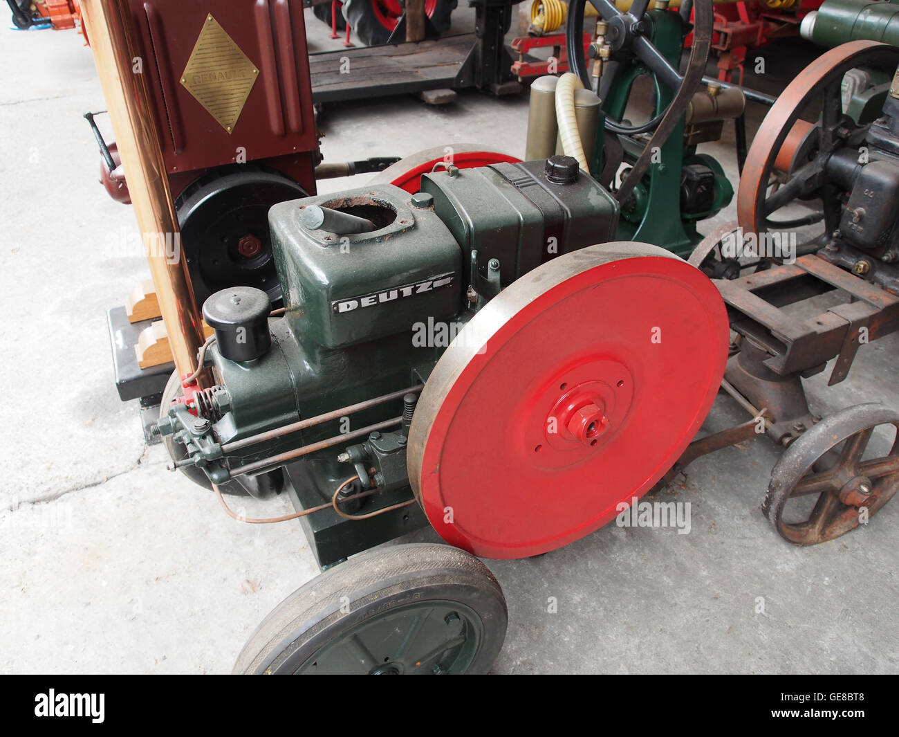 Le moteur stationnaire Deutz du Musée de la nostalgie et de la technique de Langenboom est une pièce préservée de l’histoire industrielle. Il représente les avancées technologiques de l'époque et met en valeur l'ingénierie d'un temps révolu. Banque D'Images