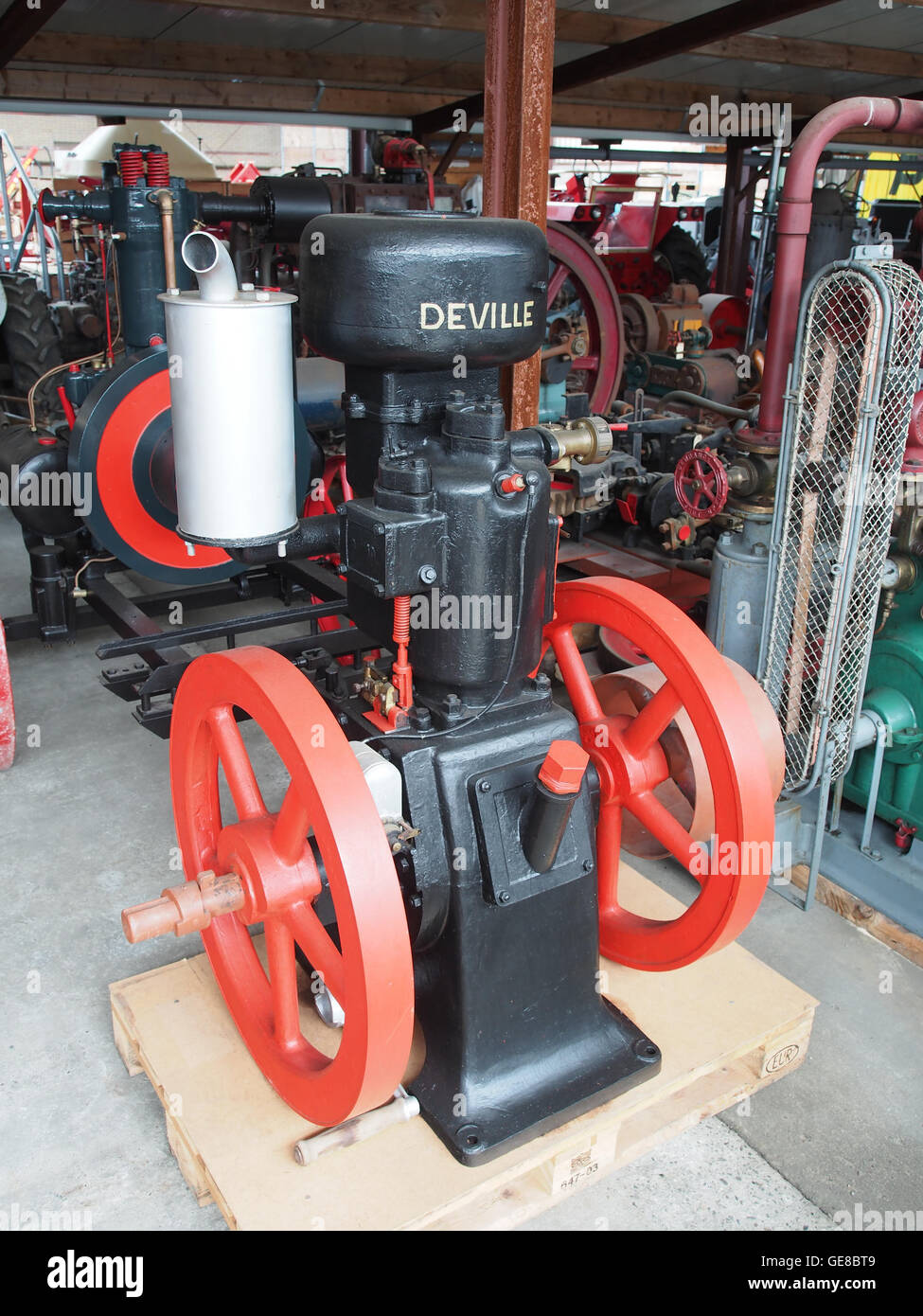 Le moteur stationnaire Deville, un moteur industriel précoce utilisé dans diverses applications au cours du XIXe siècle. Sa conception met en évidence les avancées technologiques de l'époque dans l'alimentation des machines à usage industriel. Banque D'Images