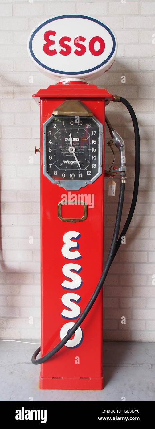 Le benzinepomp Esso Wayne est un modèle de pompe à essence vintage du milieu du XXe siècle, représentant les débuts des stations-service automobiles. Le design de la pompe reflète l'esthétique industrielle de l'époque. Banque D'Images
