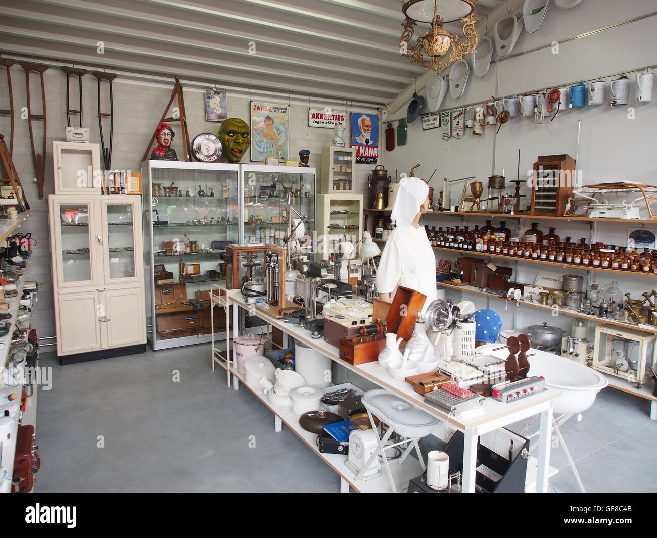 Le 'Gezondheidsafdeling' du Musée de la nostalgie et de la technique présente des expositions liées à l'histoire de la santé et de la technologie. Cette collection particulière offre un aperçu des pratiques de santé et de la technologie utilisées dans les temps anciens. Banque D'Images