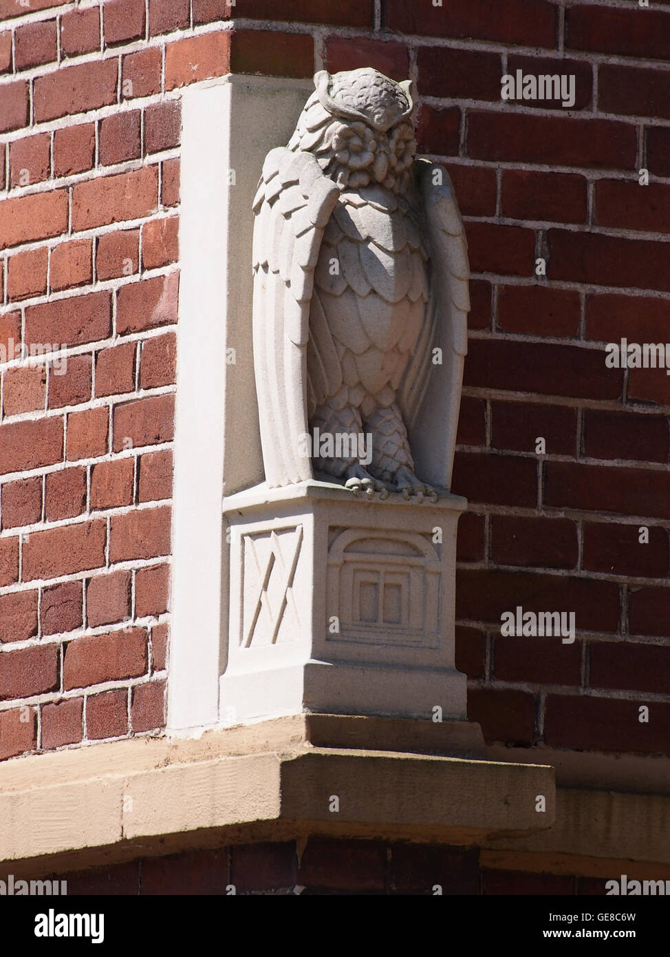 Cette image montre une sculpture d'un hibou situé à Hembrugstraat 348. L’œuvre est un exemple d’art public aux pays-Bas, mettant en évidence l’utilisation de formes naturalistes et stylisées dans les sculptures urbaines. Banque D'Images