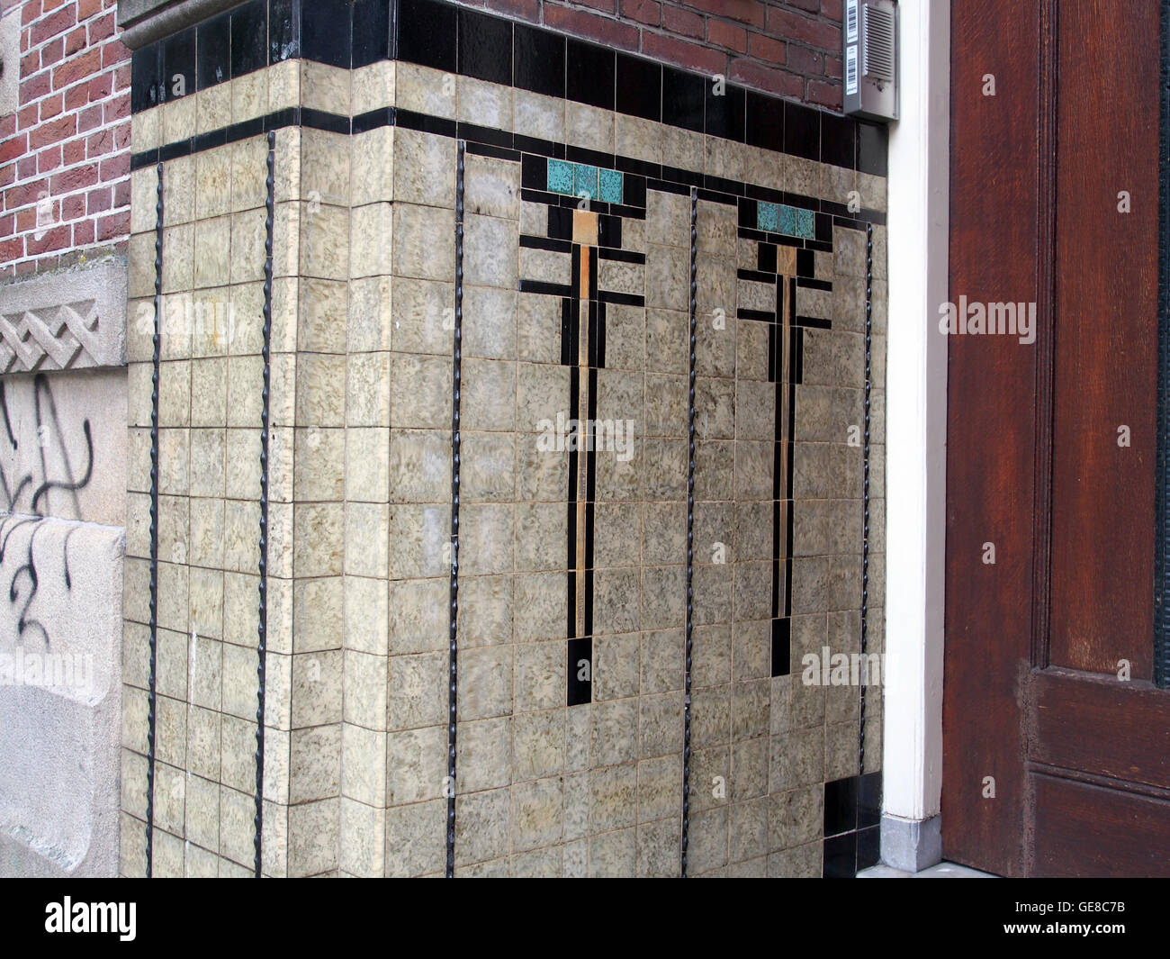 La mosaïque Art Déco de Hemonystraat 11 à Amsterdam présente les dessins géométriques et les couleurs vibrantes caractéristiques du style Art déco, représentant les tendances architecturales du début du XXe siècle. Banque D'Images