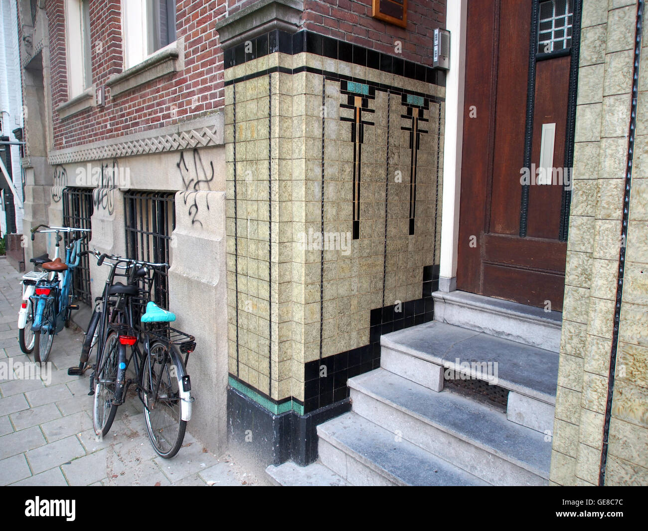 Une photographie de la mosaïque Art Déco à Hemonystraat 11, mettant en valeur les motifs géométriques complexes typiques du style. La photo met en évidence les détails architecturaux et la conception des bâtiments urbains du début du XXe siècle à Amsterdam. Banque D'Images