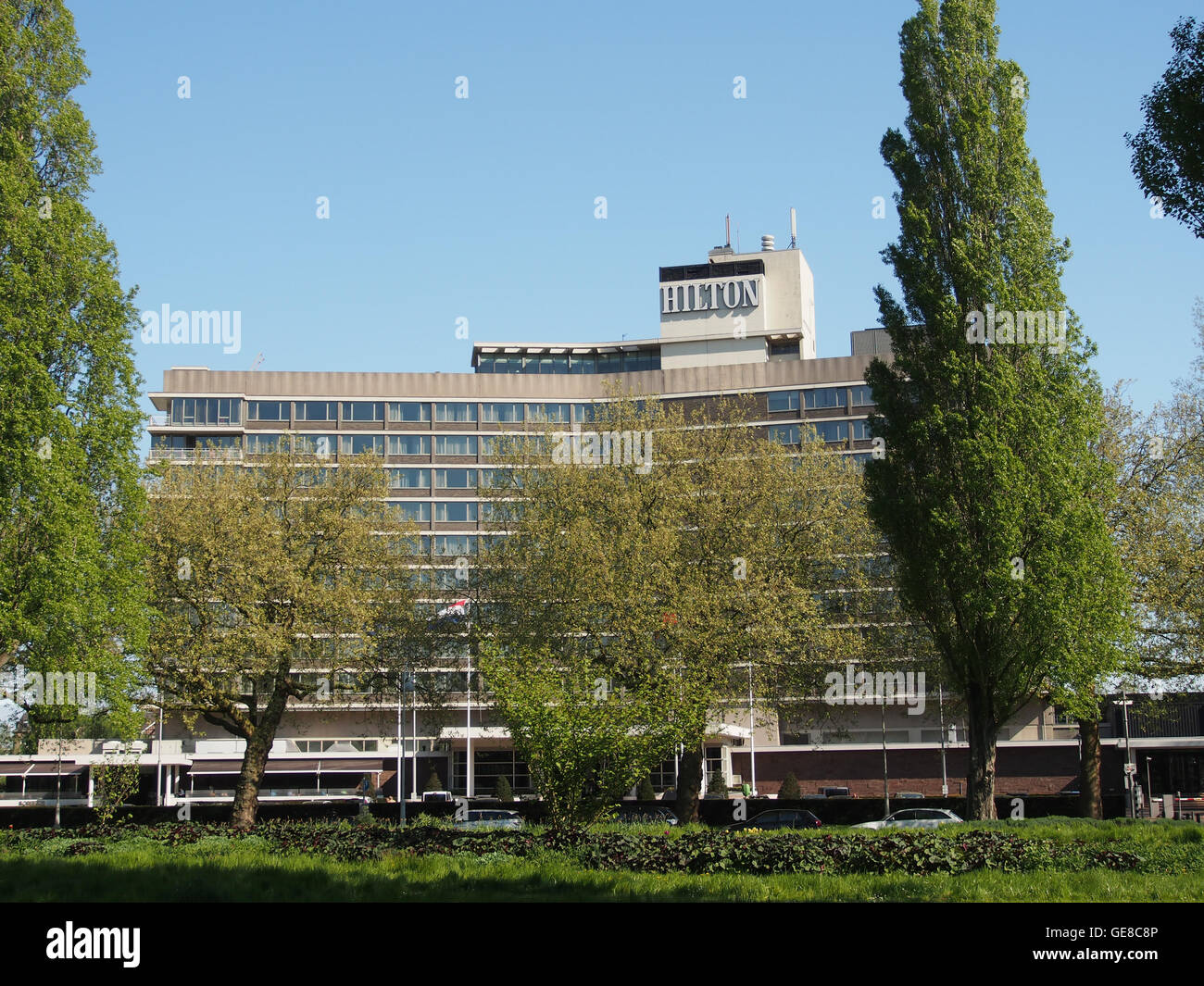 L'hôtel Hilton, situé sur Apollolaan à Amsterdam, est connu pour ses chambres luxueuses et son emplacement central. Le bâtiment présente une conception architecturale moderne et sert de point de repère clé dans le secteur de l'hôtellerie de la ville. Banque D'Images