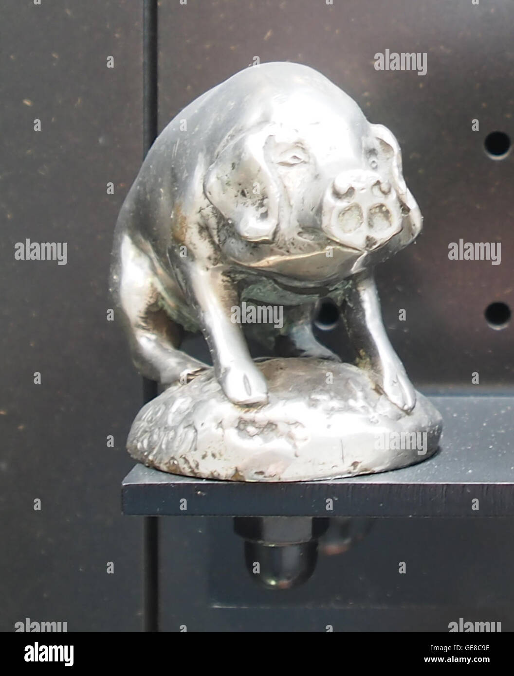 Cette photographie montre une vue rapprochée d'un ornement de capot d'automobile Citroën. L'ornement reflète le design emblématique du modèle de voiture et sert d'élément clé de l'esthétique automobile du début du XXe siècle. Banque D'Images