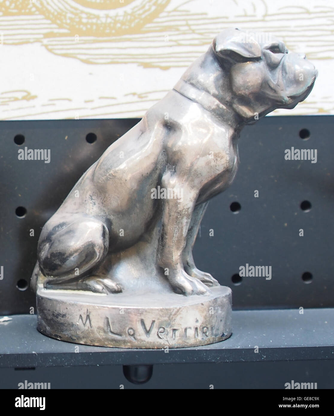 L'ornement de capot sur une automobile Citroën représente une pièce classique du design automobile. Cet élément décoratif reflète l'accent mis au début du XXe siècle sur le luxe et l'élégance dans la fabrication automobile, mettant en valeur l'attention portée aux détails dans le style automobile des débuts. Banque D'Images