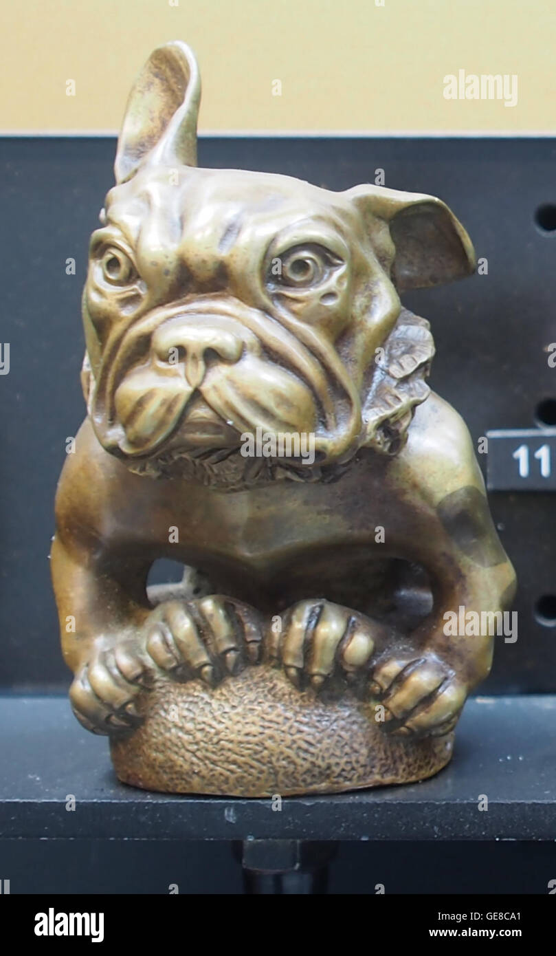 Cette photographie présente l'ornement de capot d'une automobile Citroën. Le design ornemental met en évidence l'influence art déco sur le design automobile précoce, reflétant l'intégration du style dans l'esthétique automobile. Banque D'Images