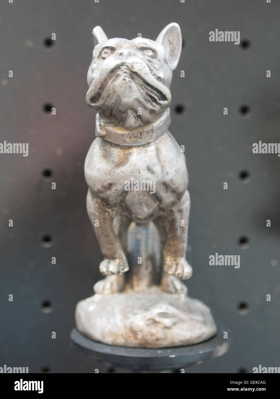 Une photo vintage montrant un ornement de capot d'une automobile Citroën, modèle 40. L'ornement reflète le design emblématique et l'artisanat du style automobile du début du XXe siècle. Banque D'Images