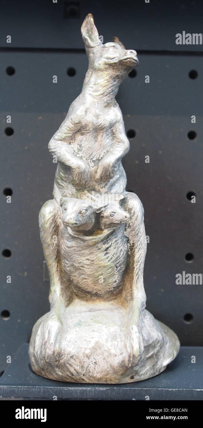 Gros plan d'un ornement de capot classique d'une automobile Citroën, capturé dans une photographie. L'image met en évidence le design complexe et le savoir-faire de l'élément décoratif de la voiture, une caractéristique clé du style automobile vintage. Banque D'Images