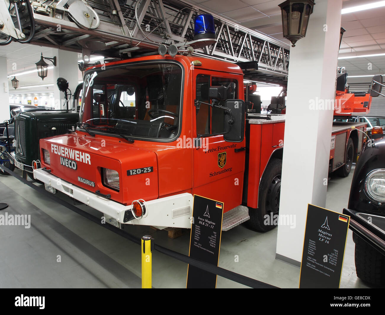 Le camion de pompiers Iveco 120-25 Magirus, exploité par le Freiwillige Feuerwehr Schramberg, est conçu pour les opérations de lutte contre les incendies et de secours. Ce véhicule fait partie intégrante des capacités d’intervention du service d’incendie. Banque D'Images