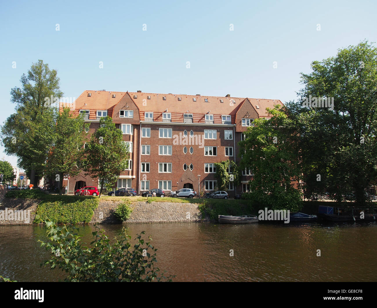 Cette œuvre de Jozef Isra reflète un changement de style significatif alors que l’artiste explore les thèmes du vieillissement et de la transformation personnelle. L’œuvre se concentre sur la profondeur émotionnelle et l’expressionnisme du sujet. Banque D'Images