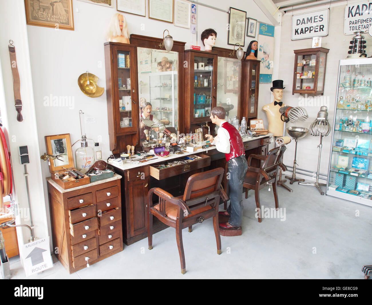 Le *Museum voor nostalgie en Techniek* présente une collection d'objets nostalgiques et d'objets technologiques, présentant une gamme d'objets de différentes époques. L'exposition met l'accent sur l'évolution de la technologie et du design au fil du temps. Banque D'Images