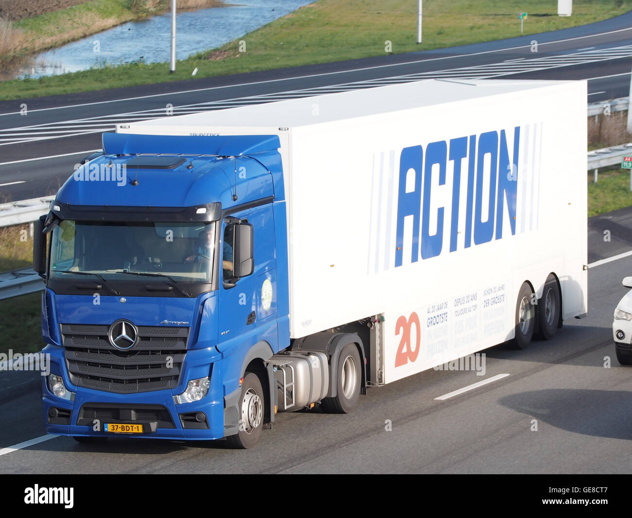 Le Mercedes Actros est un camion lourd conçu pour le transport longue distance. Reconnu pour sa technologie de pointe, ses caractéristiques de sécurité et sa consommation de carburant efficace, il est un choix de premier plan dans l'industrie des véhicules utilitaires. Banque D'Images