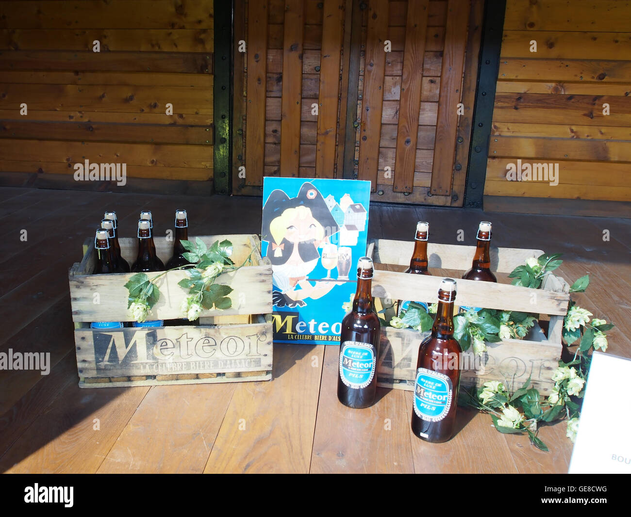 Une photographie historique d'un wagon à bière Meteor, mettant en valeur le design vintage du véhicule. Le wagon fait partie de l'histoire du transport de la bière et est associé à la brasserie Meteor. Banque D'Images