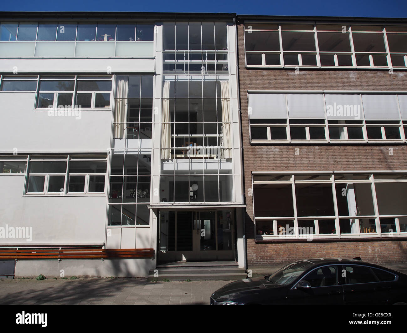 L'école Montessori sur Albrecht DC3BCrerstraat est un établissement d'enseignement suivant la méthode Montessori, mettant l'accent sur l'apprentissage pratique, l'indépendance et l'activité autonome. Située dans un cadre urbain moderne, l’école est connue pour son approche innovante de l’éducation de la petite enfance. Banque D'Images