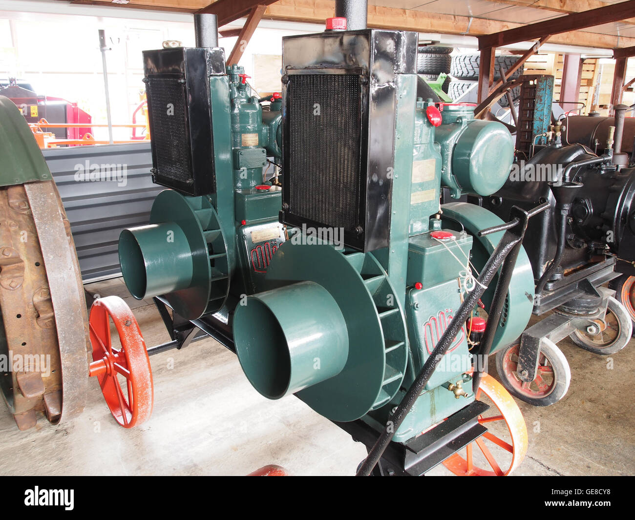 Cette image montre un moteur diesel stationnaire, MoC3ABs, utilisé dans diverses applications industrielles. Les moteurs diesel sont connus pour leur efficacité dans les opérations stationnaires, l'alimentation des machines et des générateurs. Banque D'Images