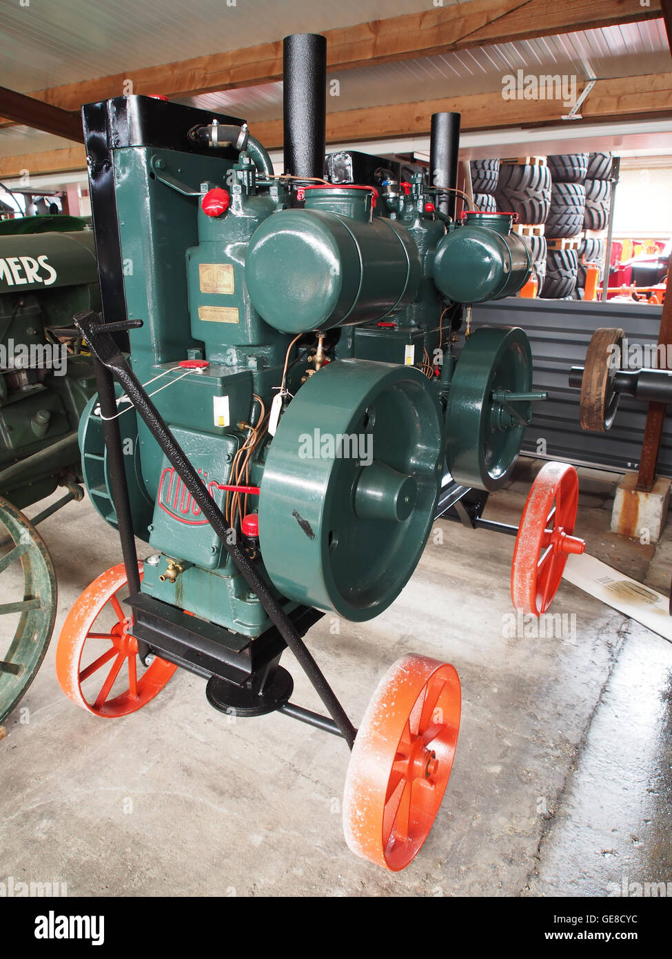 Le moteur Diesle MoC3ABs est un moteur diesel stationnaire conçu pour un usage industriel. Ce type de moteur est connu pour ses performances fiables dans l'alimentation des machines et des systèmes nécessitant un fonctionnement continu. Banque D'Images