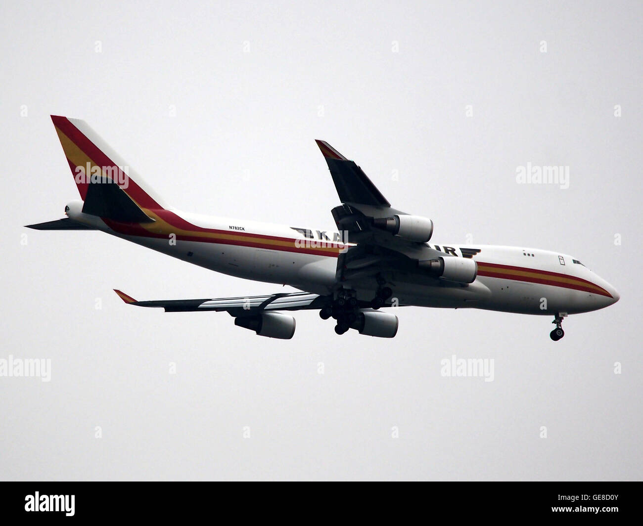 L'avion N782CK, un avion cargo de Kalitta Air, est vu sur cette image survolant le Noordzeekanaal lors de son approche finale de l'aéroport de Schiphol. La photo capture la descente de l’avion et met en évidence les routes aériennes très fréquentées près d’Amsterdam. Banque D'Images