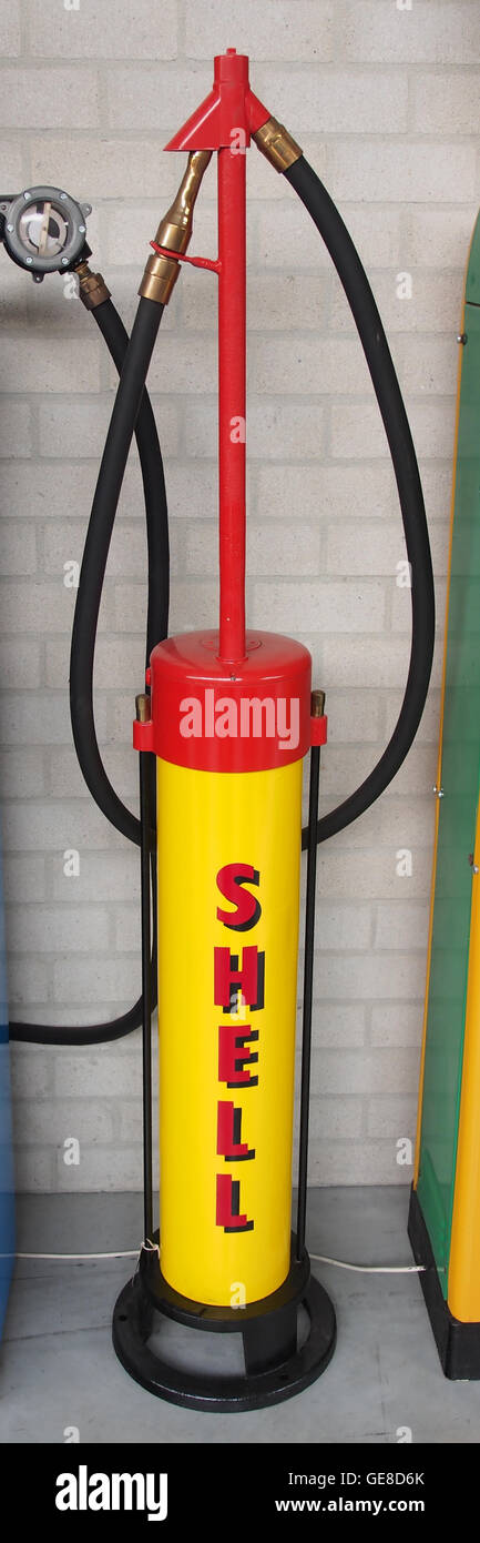 Cette image historique montre une pompe à essence Shell ancienne, mettant en évidence l'évolution de la technologie de distribution de carburant. Ces pompes ont été un élément clé de l'histoire automobile, marquant le développement de systèmes de ravitaillement modernes. Banque D'Images