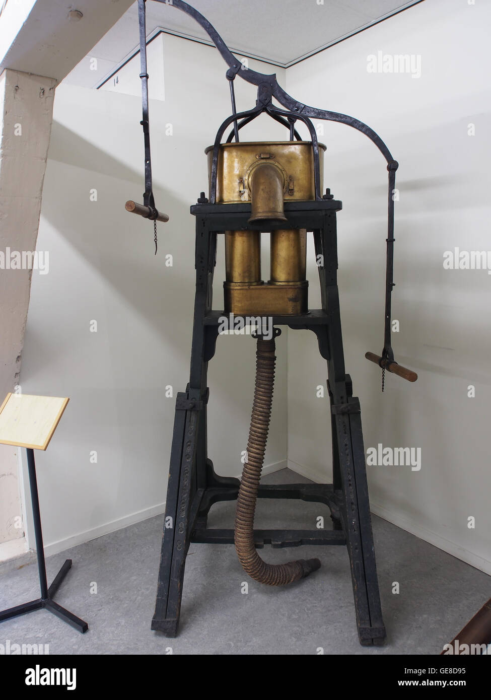 La *Oude handbrandspuit* est une pompe à main hollandaise historique utilisée dans la lutte contre les incendies aux XVIIe et XVIIIe siècles. L'appareil était actionné manuellement et utilisé pour éteindre les incendies dans les zones urbaines. Cet exemple reflète les premières méthodes de lutte contre l'incendie avant l'avènement des pompiers modernes, représentant une partie importante de l'histoire de la sécurité incendie aux pays-Bas. Banque D'Images