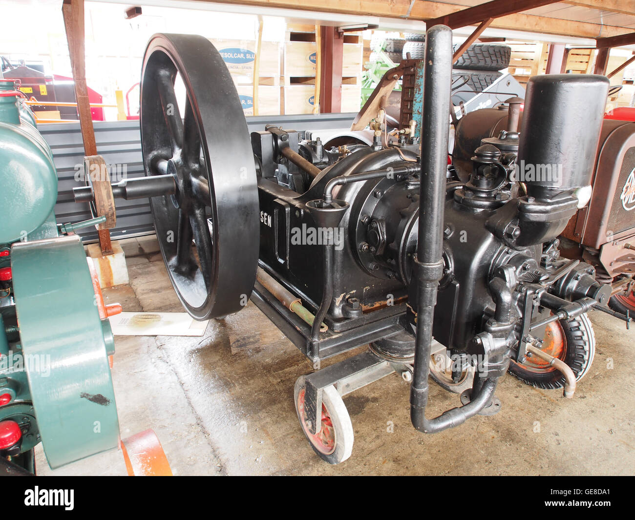 Ce vieux moteur stationnaire est exposé au Musée de la nostalgie et de la technique, situé à Dorpsstraat 38, Langenboom. Le moteur représente un morceau de l'histoire industrielle, mettant en valeur les premières technologies mécaniques utilisées dans diverses applications, y compris l'agriculture et la fabrication. Le musée conserve ces artefacts technologiques dans le cadre de sa vaste collection. Banque D'Images