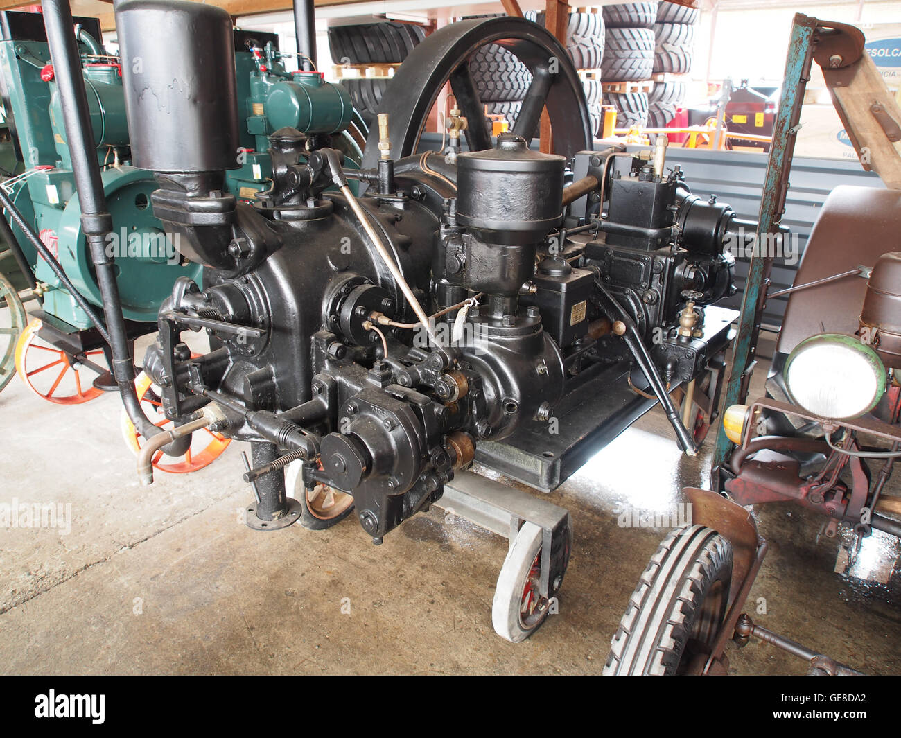 Photographie d'un vieux moteur stationnaire exposé au Musée de la nostalgie et de la technologie de Langenboom, aux pays-Bas, présentant des machines historiques. Banque D'Images