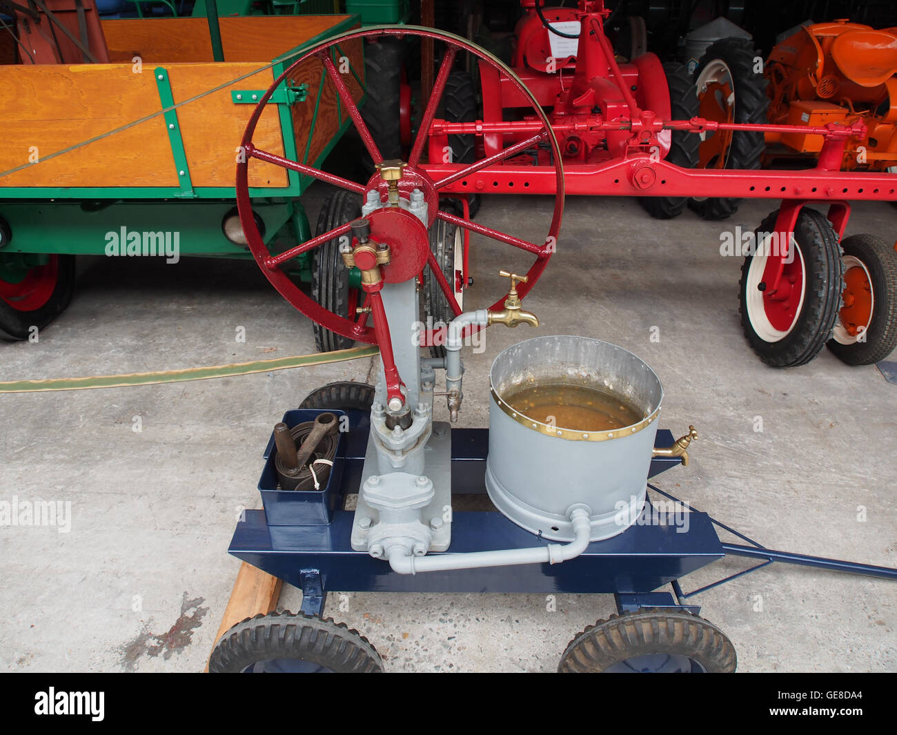 Cette image montre un vieux moteur stationnaire au Musée de la nostalgie et de la technologie à Langenboom, aux pays-Bas. Le musée présente une collection de machines historiques et d'objets technologiques. Banque D'Images