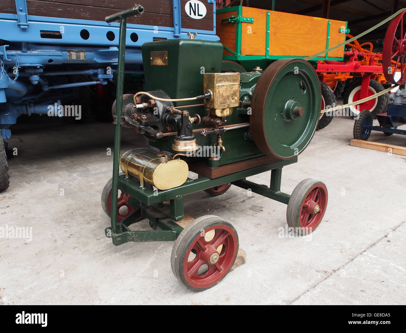 Photographie d'un vieux moteur stationnaire exposé au Musée de la nostalgie et de la technique de Langenboom. Le moteur représente les avancées technologiques d'une époque révolue, mettant en valeur l'ingénierie mécanique et l'histoire industrielle. Banque D'Images