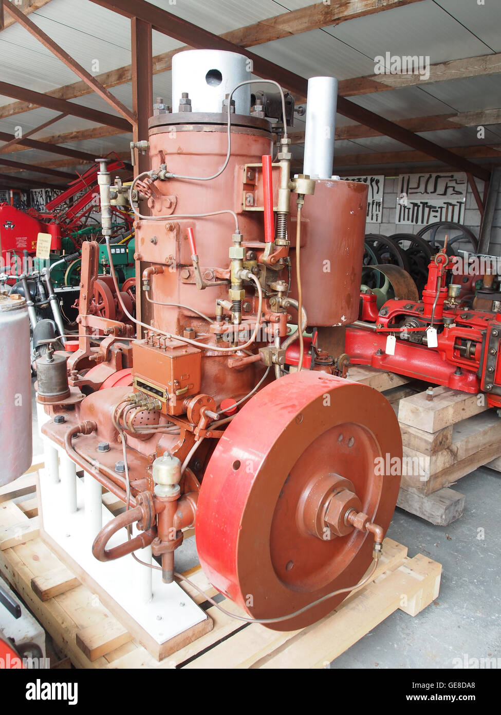 Cette image montre un vieux moteur stationnaire exposé au Musée de la nostalgie et de la technologie à Langenboom, aux pays-Bas. Le moteur représente une technologie industrielle précoce et fait partie de la collection du musée dédiée à la préservation des machines historiques et des innovations. Banque D'Images