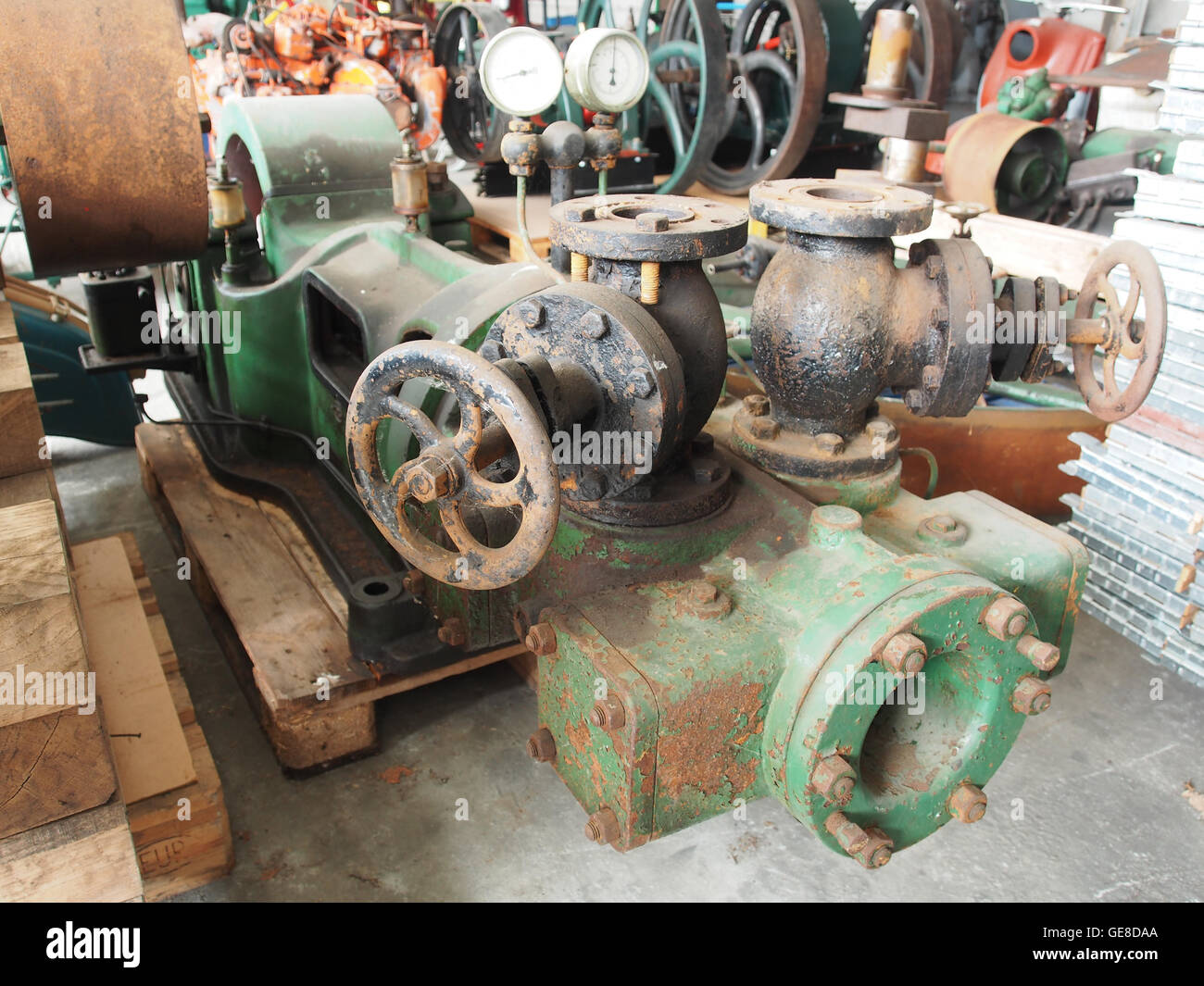 Cette image représente un vieux moteur stationnaire logé dans le Musée de la nostalgie et de la technologie, situé à Dorpsstraat 38 à Langenboom, pays-Bas. Le musée présente diverses machines et moteurs historiques, offrant un aperçu des avancées technologiques du passé. Banque D'Images