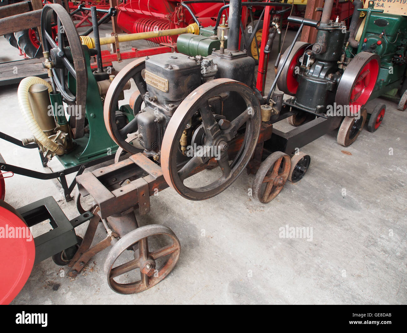 L'image montre un vieux moteur stationnaire exposé au Musée de la nostalgie et de la technologie à Langenboom, aux pays-Bas. Cette pièce reflète le patrimoine industriel de la région, mettant en valeur des moteurs historiques utilisés dans diverses opérations mécaniques. Banque D'Images