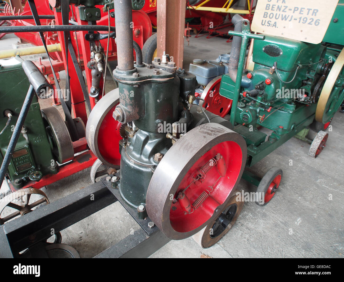 Cette image montre un vieux moteur stationnaire exposé au Musée de la nostalgie et de la technologie de Langenboom. Le moteur représente une technologie industrielle précoce et donne un aperçu des machines historiques. Banque D'Images