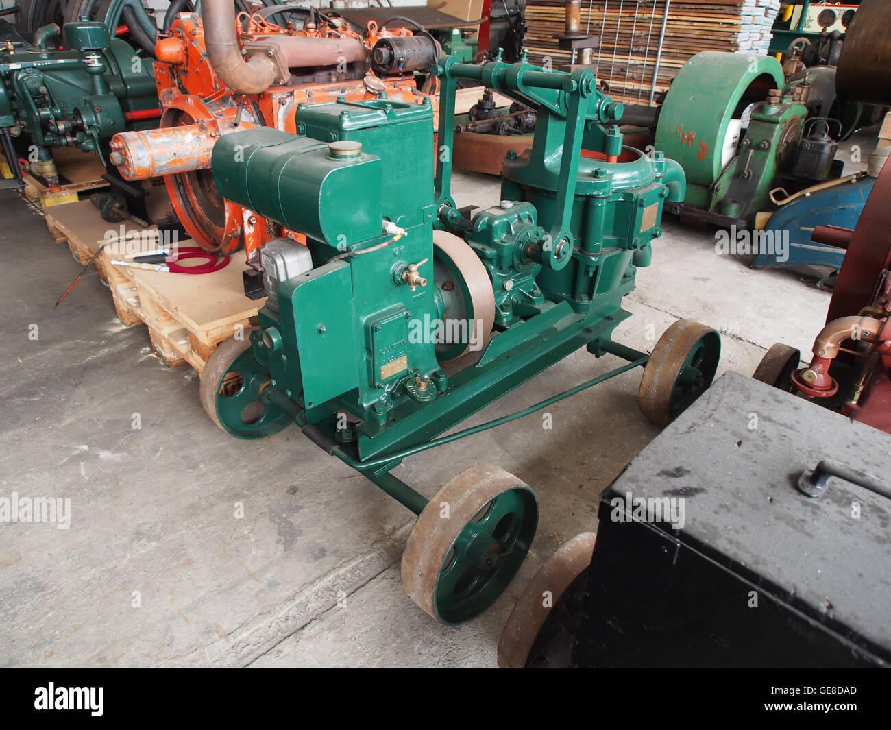 Ce moteur stationnaire historique, exposé au Musée de la nostalgie et de la technologie de Langenboom, reflète les premières technologies industrielles. Le moteur représente un élément clé dans l'histoire de la puissance mécanique et de l'innovation. Banque D'Images