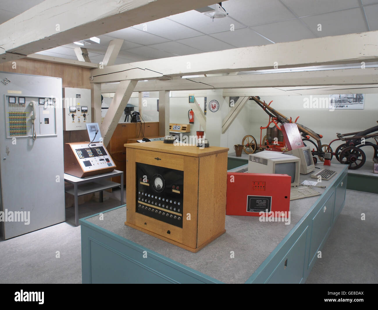 Cette photographie d'ensemble a été prise au National Fire Brigade Museum, présentant une exposition complète de l'histoire et de l'équipement de lutte contre les incendies. L'image offre un aperçu de l'évolution des services d'incendie, mettant en vedette divers camions de pompiers, uniformes et outils de différentes époques. Banque D'Images